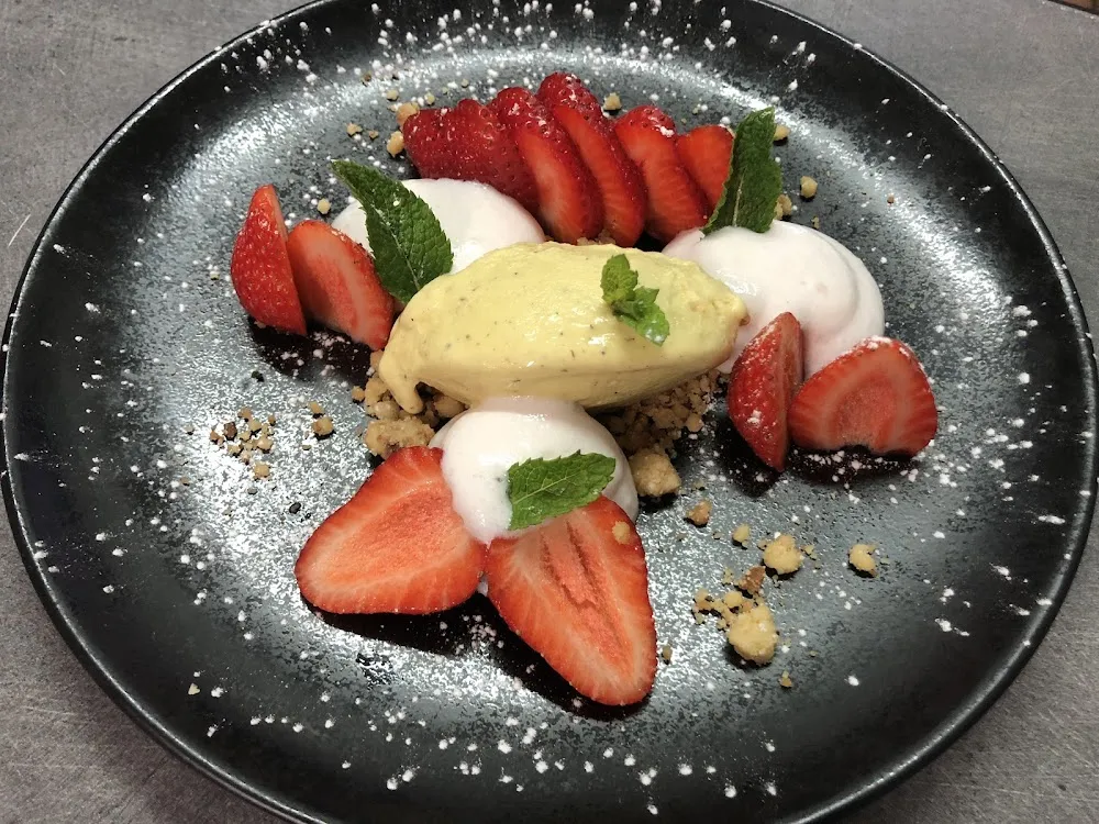 Fraises Bio Glace À la Vanille Et Mousse de Fromage Blanc Mentholé